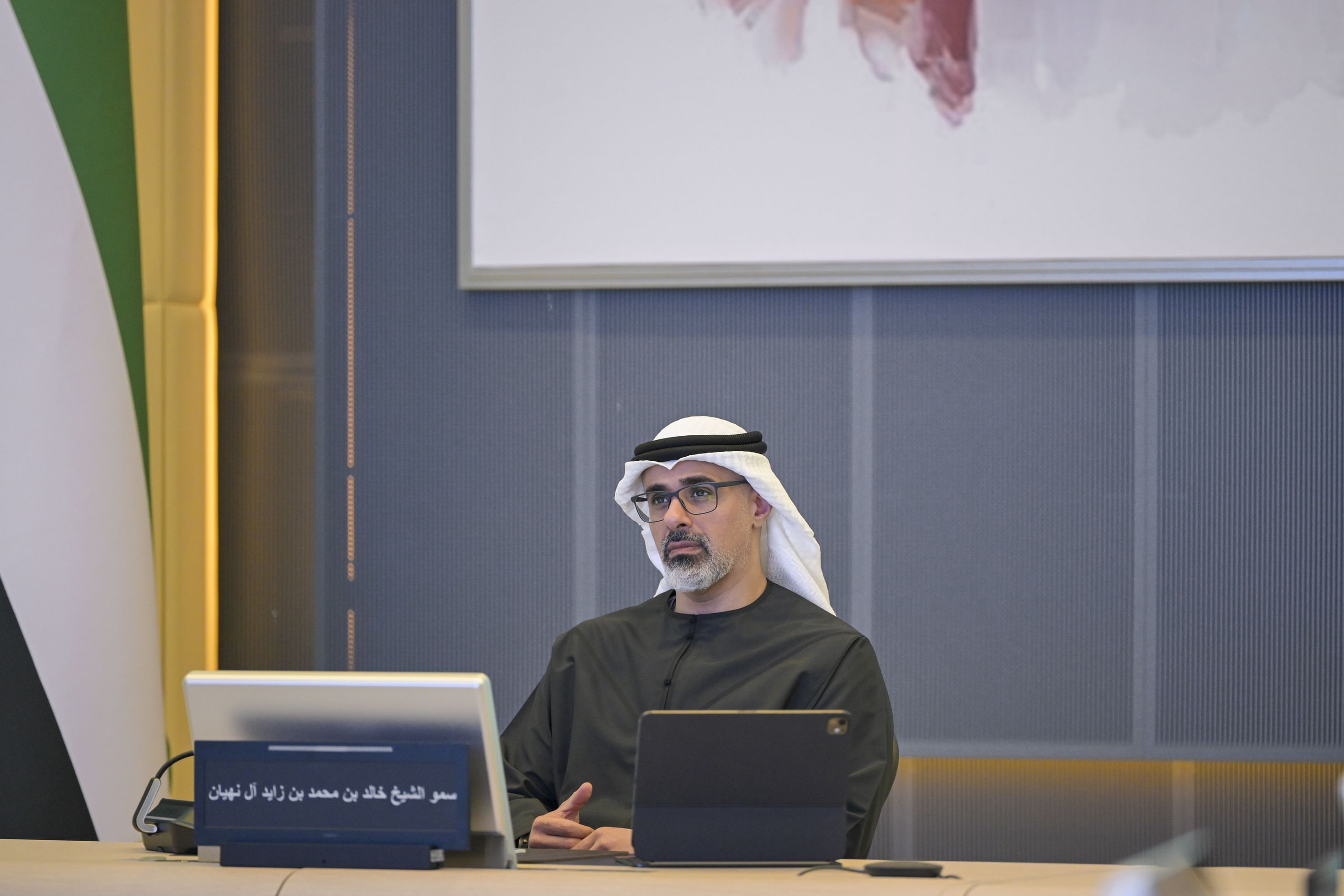 خالد بن محمد بن زايد يطلع على أداء