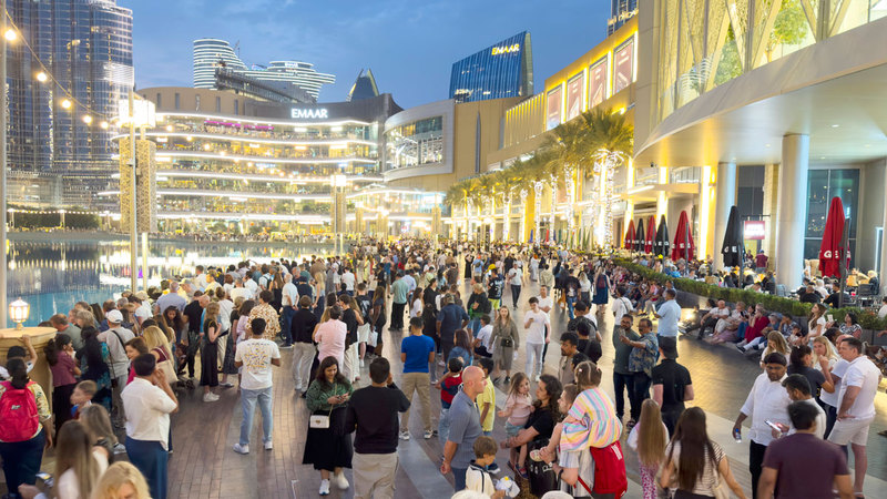 مقيمون يرددون النشيد الوطني على «التواصل» وفاء للإمارات