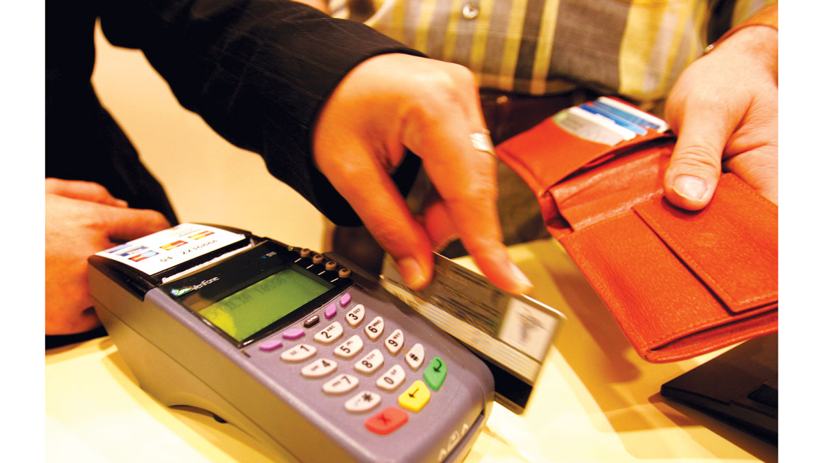 متعاملون يطالبون البنوك بآلية واضحة لإغلاق بطاقات الائتمان غير المستخدمة