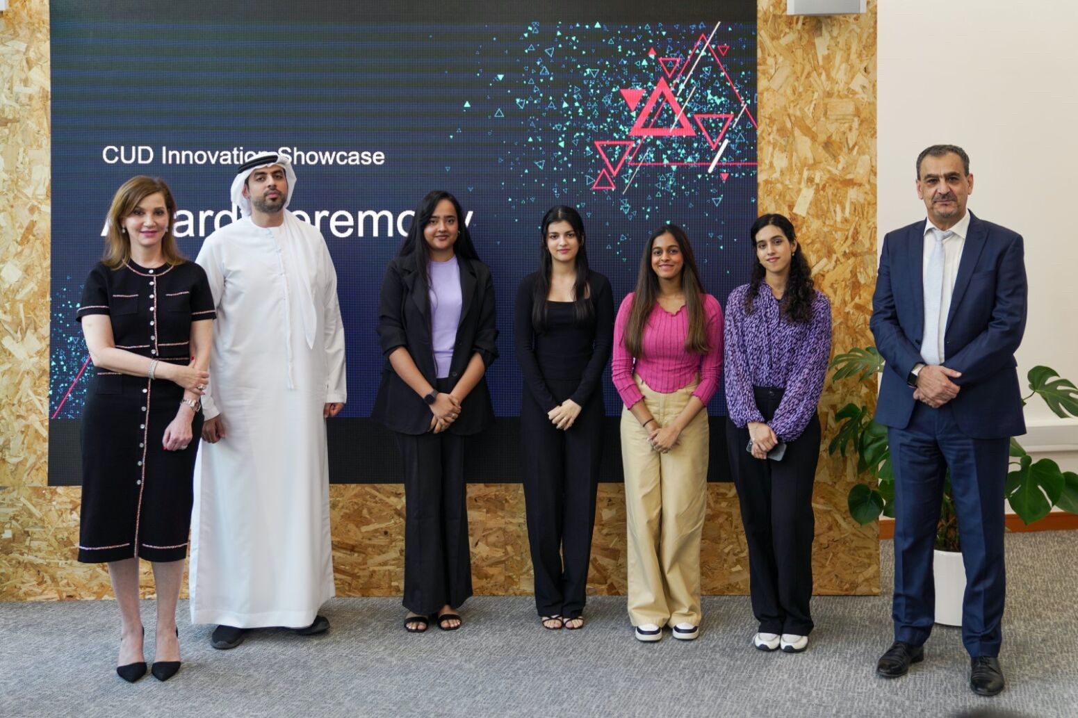 طلاب الجامعة الكندية دبي يفوزون بجائزة الابتكار في مجال الصحة العامة