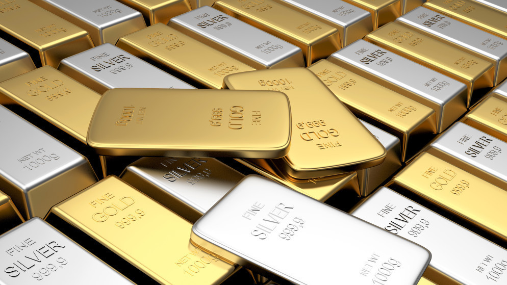 الذهب يتراجع عن أعلى مستوى في أكثر من شهرين
