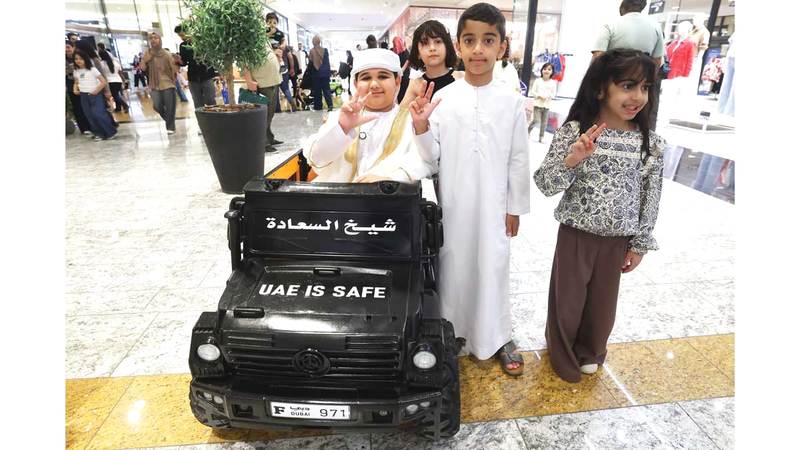 «شيخ السعادة».. طفل إماراتي يجبر الخواطر بـ 300 ألف «فرحة»