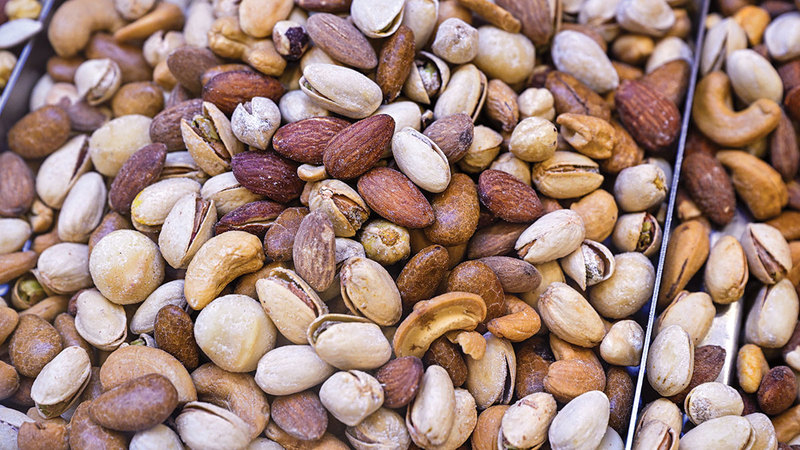 المكسّرات.. تنوّع في النكهات ودول المنشأ واللوز والجوز والفستق الأعلى طلباً