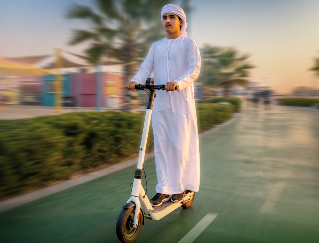 شرطة دبي: المسارات الرياضية ليست للسكوترات الكهربائية