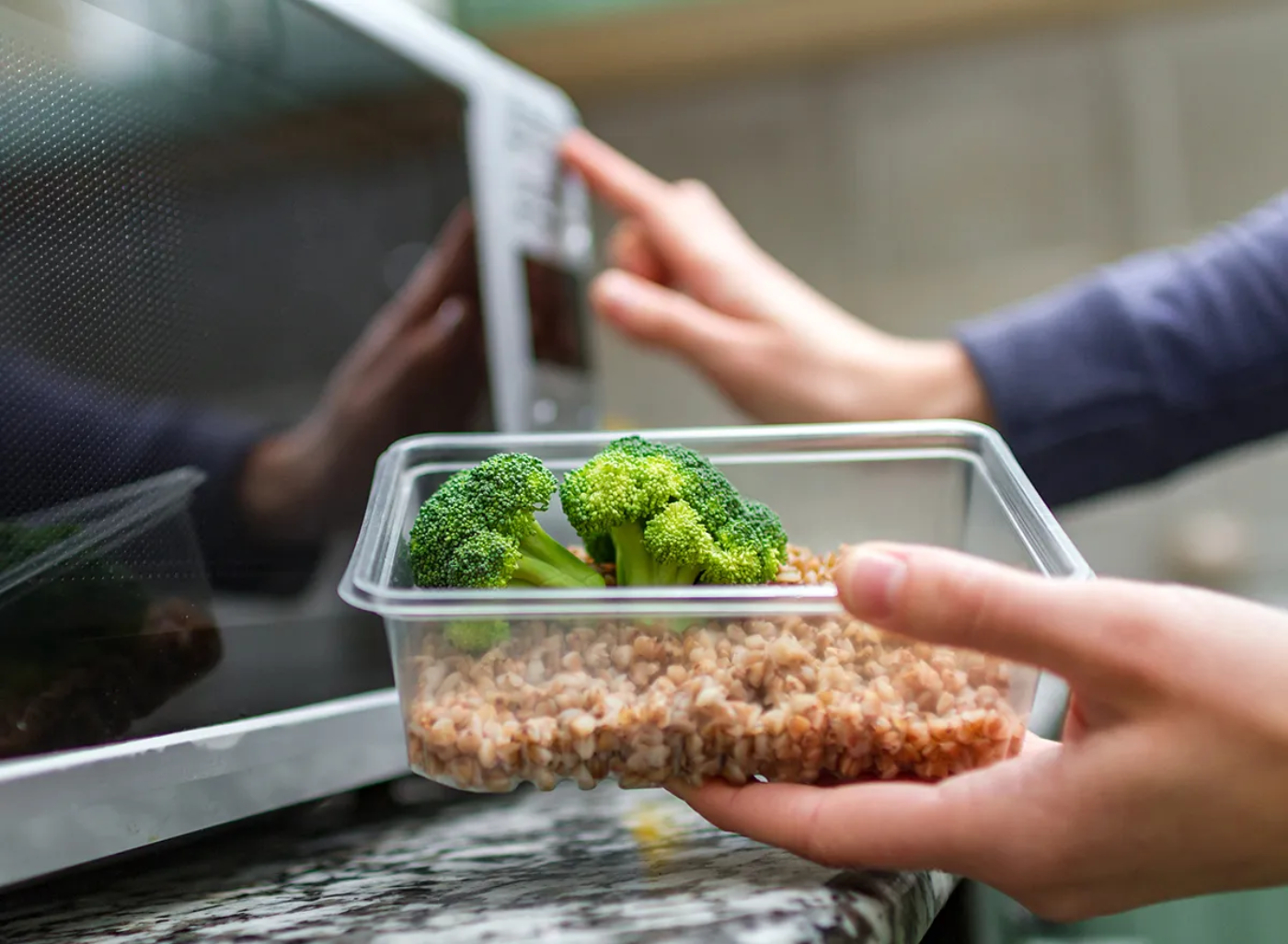 ما خطورة تسخين الطعام في الميكروويف في وعاء بلاستيكي؟