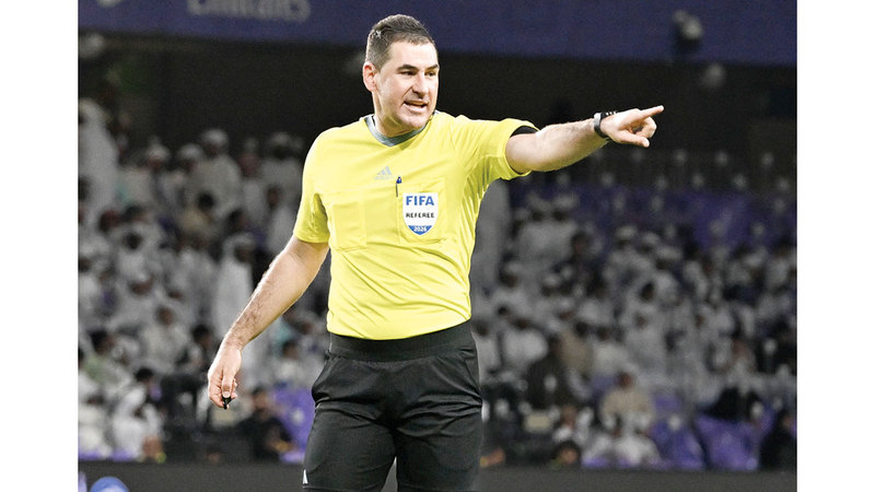 بينها 25 مواجهة للعين.. 39 حكماً أجنبياً أداروا 51 مباراة في دوري المحترفين