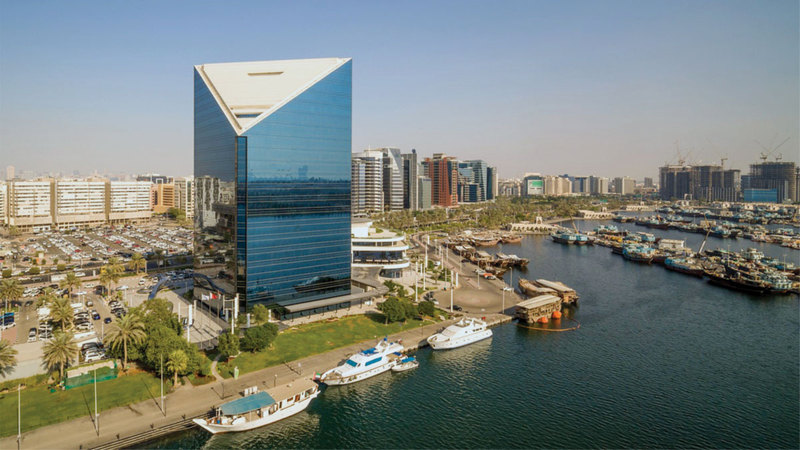 غرف دبي تبحث مع 100 شركة تعزيز انسيابية حركة السلع والشحن