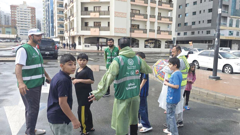 متطوعون في دبي يسحبون المياه.. ويجمعون لوحات المركبات المفقودة