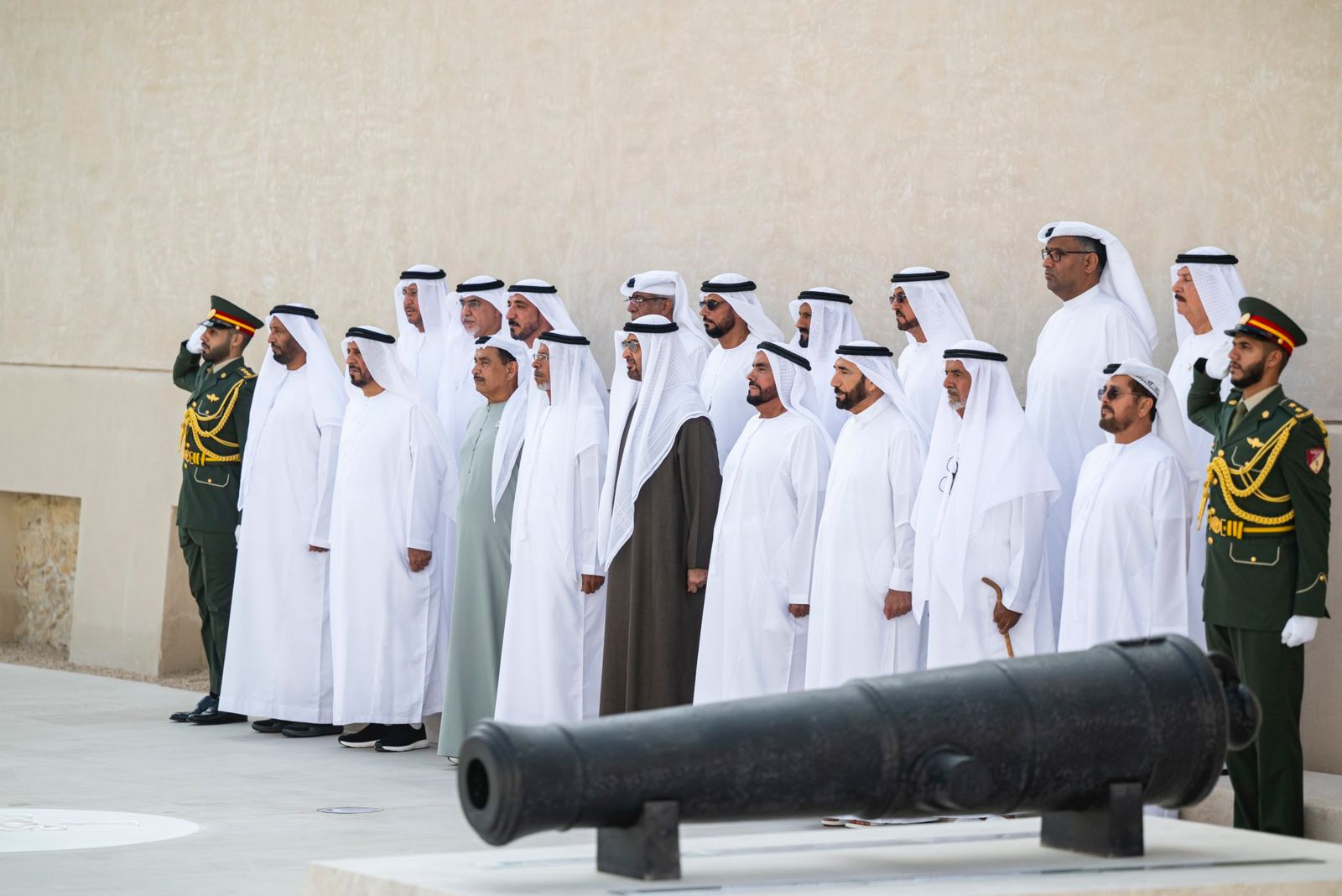 محمد بن زايد: أبناء الإمارات جيلاً بعد جيل يجتمعون على حب الوطن والتفاني